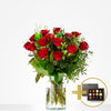 Ερωτικό μπουκέτο με κόκκινα τριαντάφυλλα και ένα κουτί σοκολατάκια.